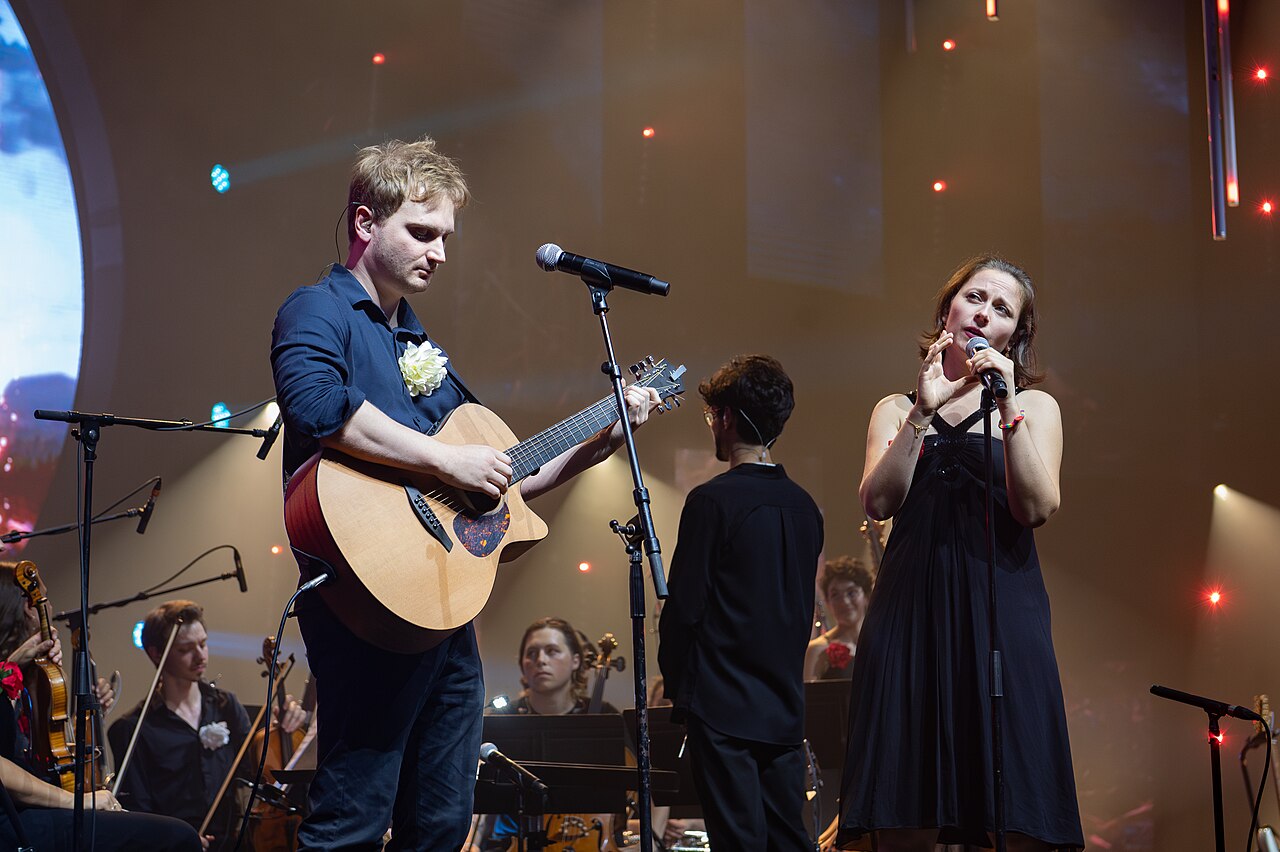 Lorien Testard and Alice Duport-Percier on the concert stage, at ZEvent 2025.