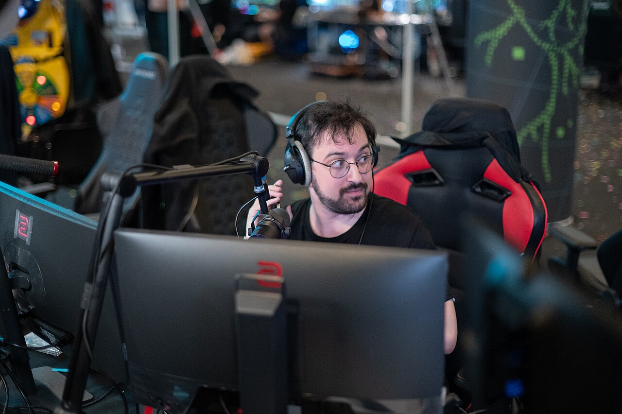 Étoiles at his streaming setup, headphones on, at ZEvent 2025.