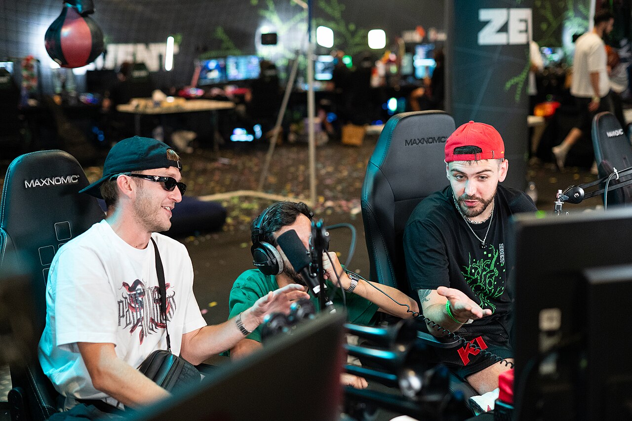 Joyca, Vald and Bigflo together on a ZEvent set, at ZEvent 2025.