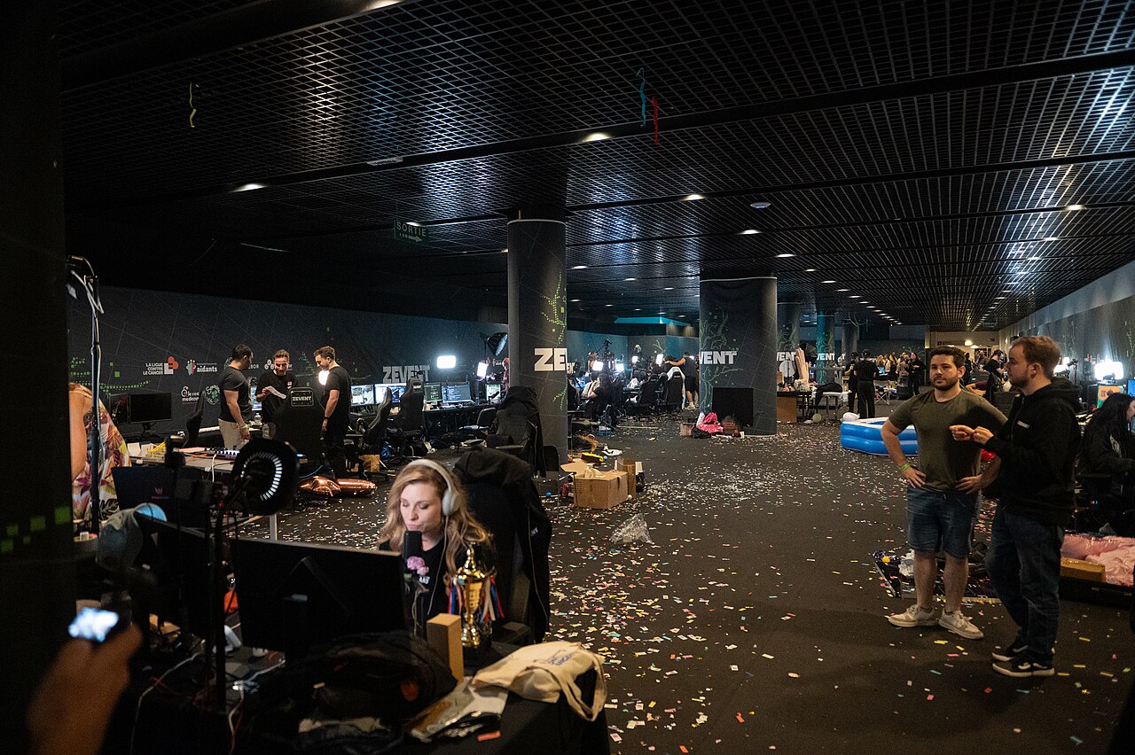 Wide shot of the streaming room, streamer setups lined up, at ZEvent 2025.
